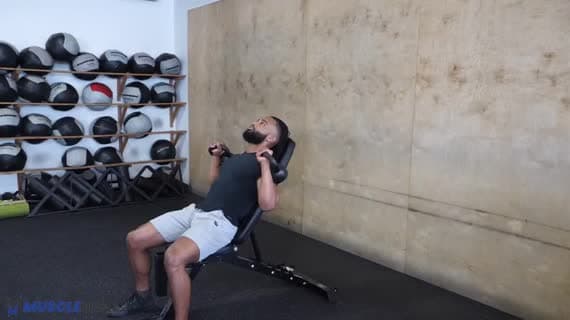 Développé incliné (forte inclinaison) avec kettlebell