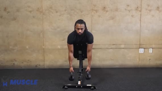 Scrollata su Panca Inclinata con Kettlebell