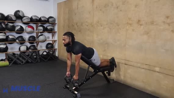 Scrollata su Panca Inclinata con Kettlebell