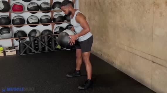 Slam poitrine avec ballon médicinal