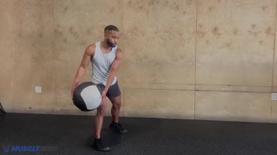Holzhacker mit Medizinball