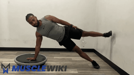پلانک پهلو با دست روی BOSU Ball و دور کردن ران