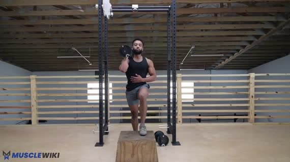 Subida A Un Brazo Con Mancuerna En Rack Frontal Con Impulso De Rodilla