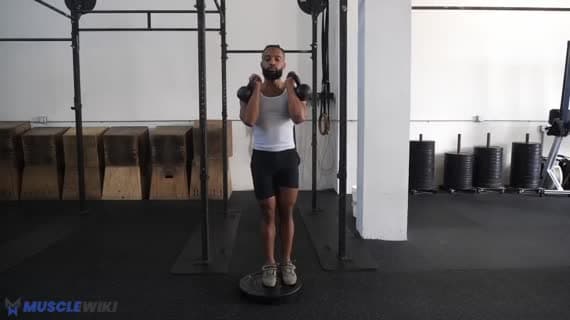 Affondo inverso con deficit da posizione frontale con kettlebell