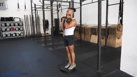 Affondo inverso con deficit da posizione frontale con kettlebell