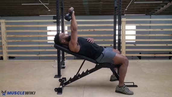 Einarmiges Schrägbankdrücken mit Kettlebell
