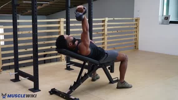 Einarmiges Schrägbankdrücken mit Kettlebell