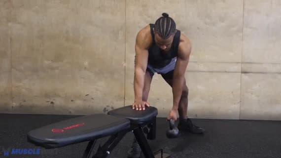 Rząd pojedynczych ćwiczeń z kettlebell na ławce