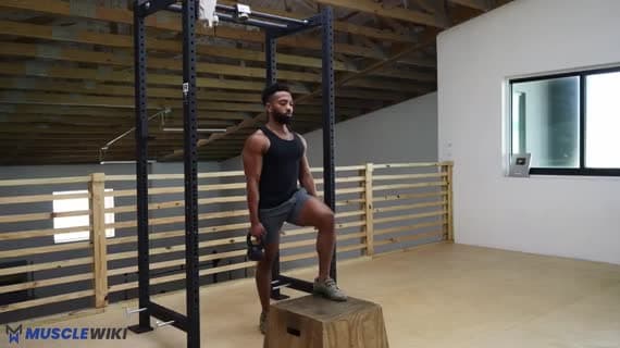Einarmiger Kettlebell-Step-up mit Knieantrieb