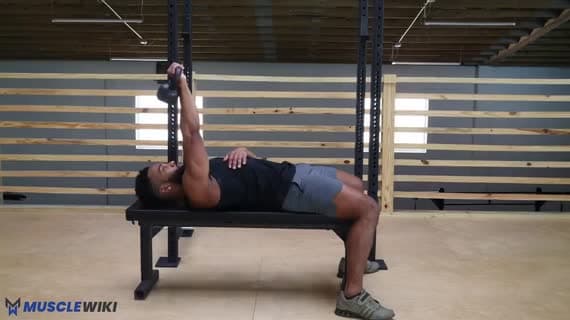 Press guillotina con kettlebell a un brazo para tríceps