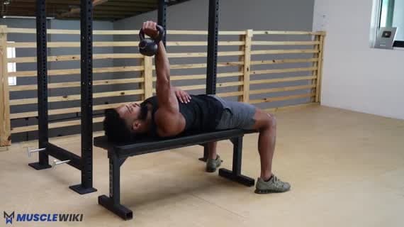 Press guillotina con kettlebell a un brazo para tríceps