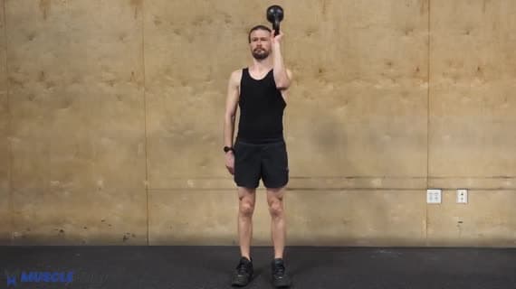 Flexión de hombro con codo flexionado, de rodillas a de pie con kettlebell